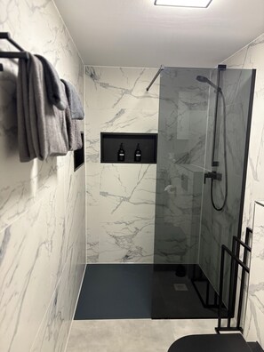 Shower, hair dryer, towels, soap - Relax vacation apartment - with whirlpool & sauna (Medebach)