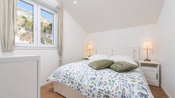 House | 4 bedrooms, individually furnished, laptop workspace, iron/ironing board