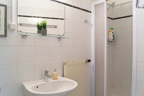Basic Apartment | Bathroom - Spacious 2BR Apt Near Wiener Stadthalle (Vienna)