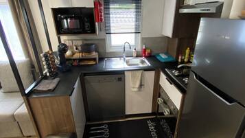 Een microgolfoven, een oven, een kookplaat, een vaatwasser