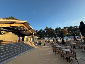 Outdoor dining - At "Greg and Ilhem (Lège-Cap-Ferret)