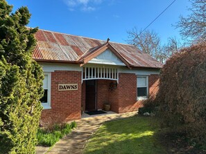 Exterior - Dawns Cottage, the heart of Daylesford. Fireplace (Daylesford)