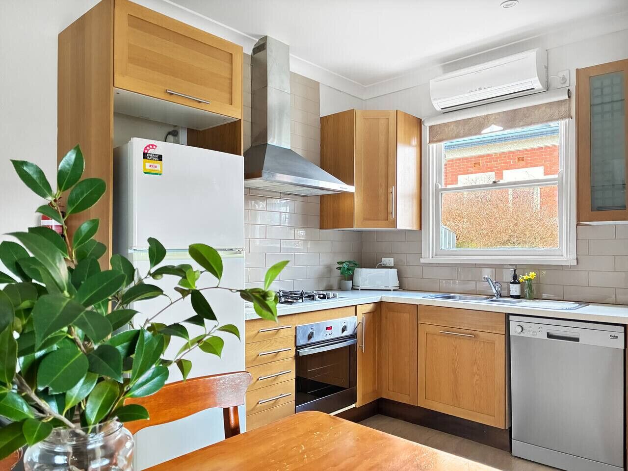 Frigorífico, microondas, horno y placa de cocina