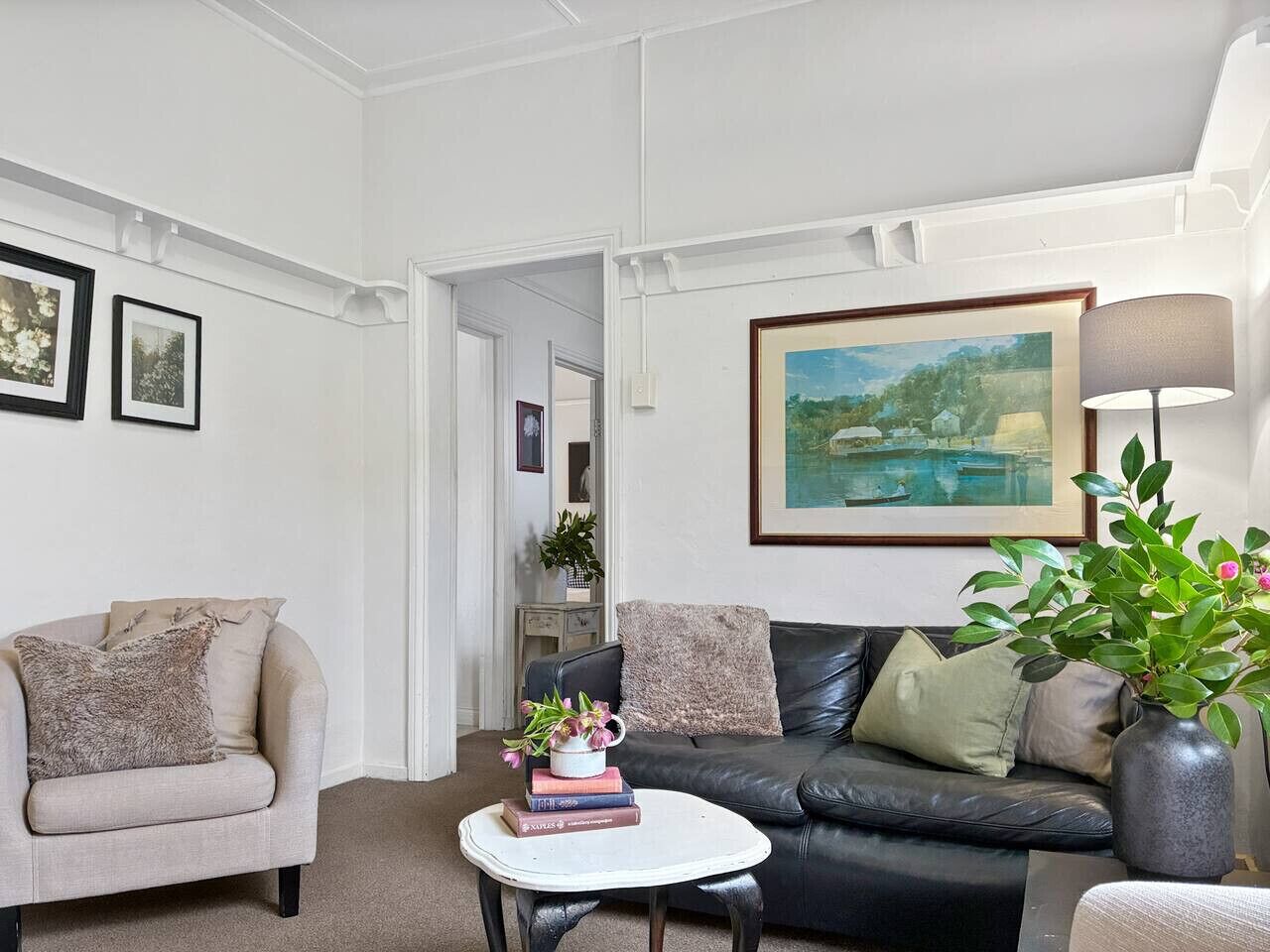 Una televisión, una chimenea