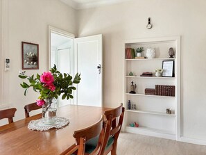 Dining - Dawns Cottage, the heart of Daylesford. Fireplace (Daylesford)