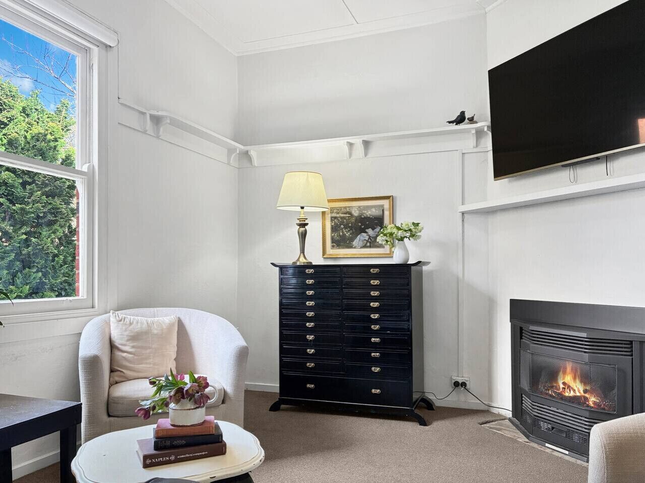 Una televisión, una chimenea