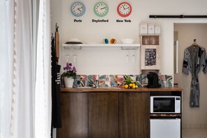 Een koffiezetapparaat/waterkoker, een broodrooster