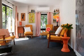 Interior - Go Retro in Daylesford (Daylesford)