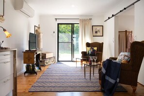 TV - Romantic Getaway in Daylesford (Daylesford)