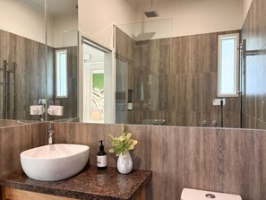 Hair dryer, towels - 5 Bed Gorgeous Views. Large Deck & Multiple Ensuites (Daylesford)