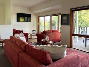 TV, stereo - 5 Bed Gorgeous Views. Large Deck & Multiple Ensuites (Daylesford)