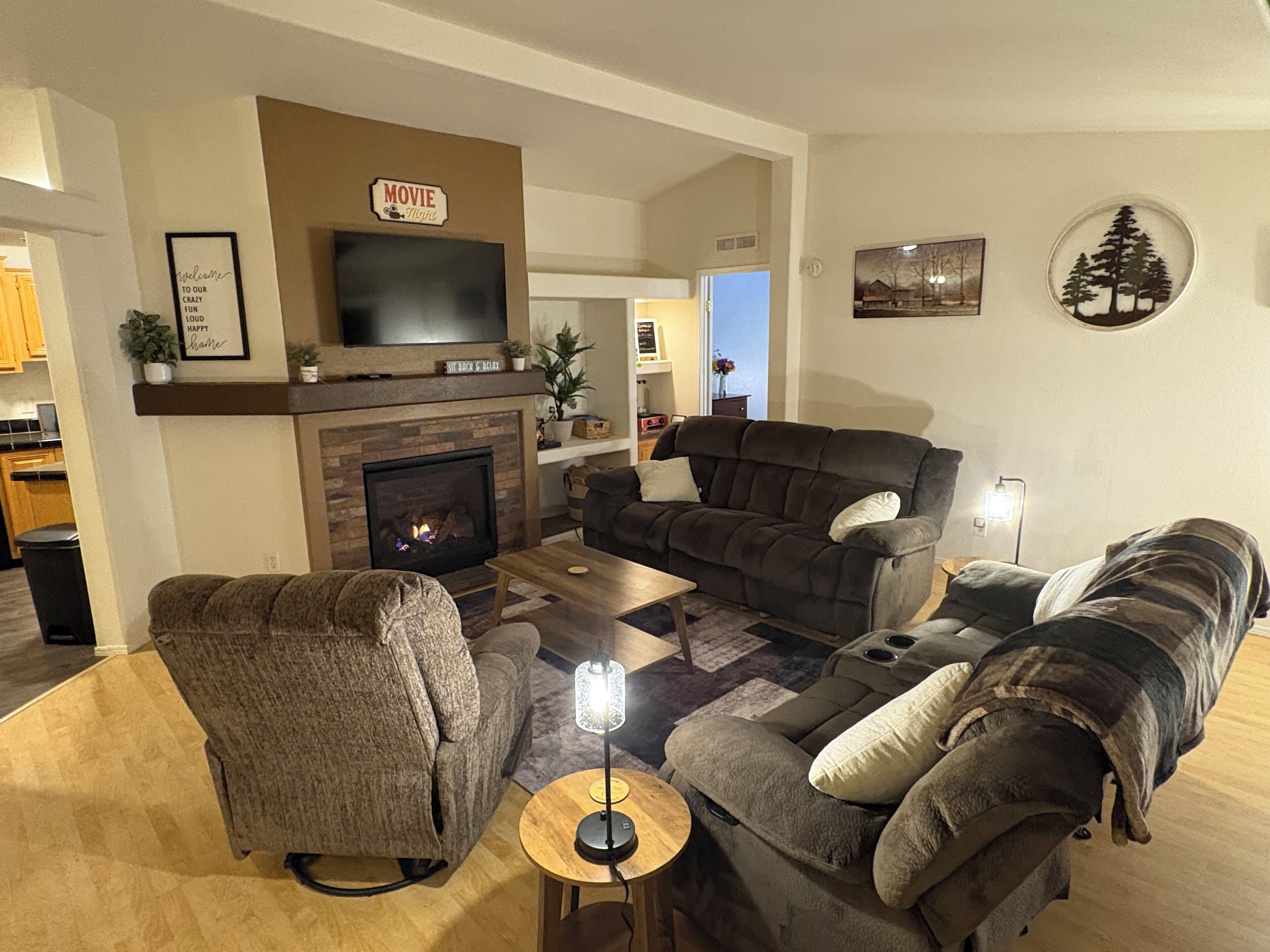 Smart TV, chimenea, videojuegos y reproductor de DVD 