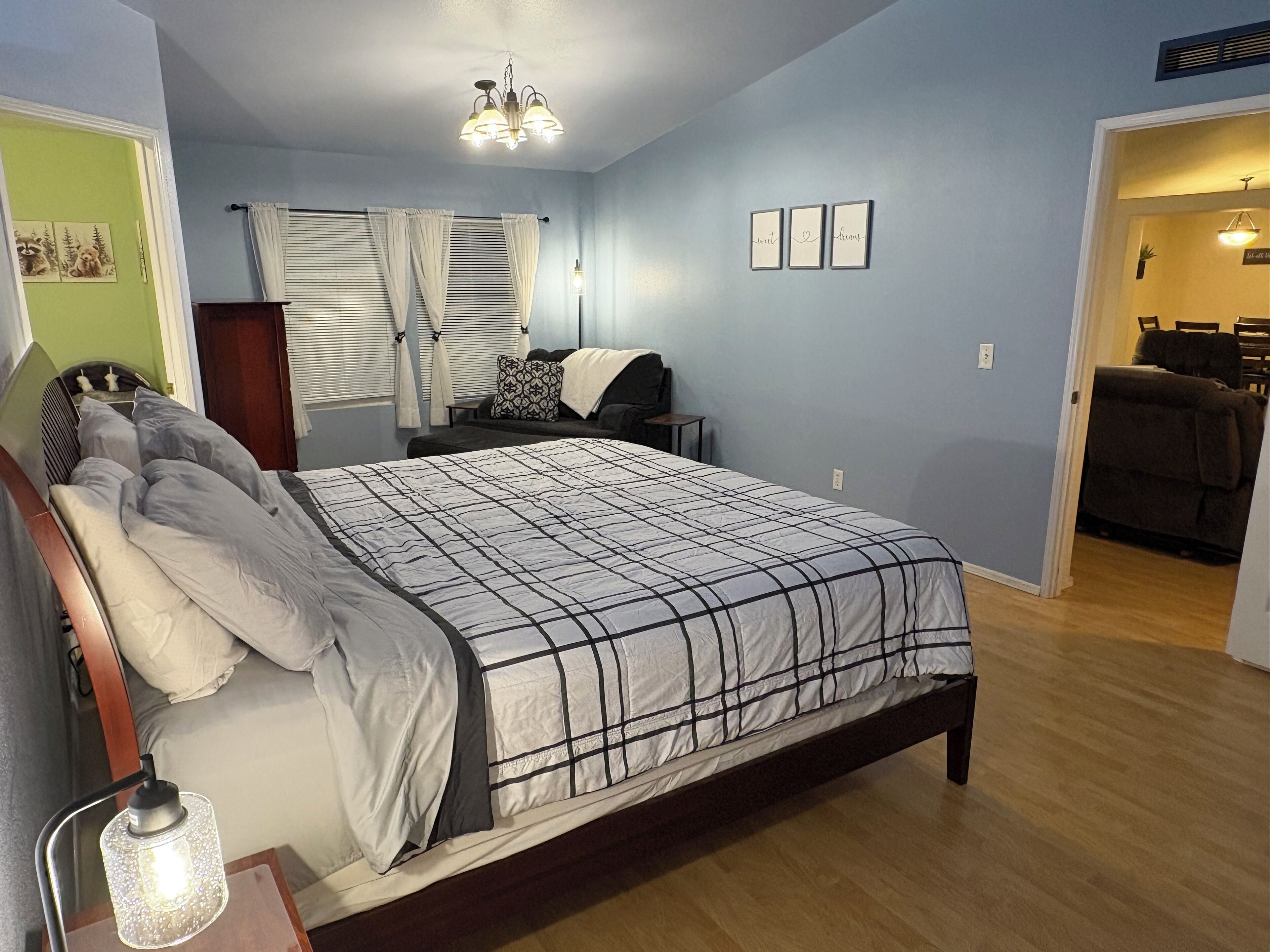 3 Schlafzimmer, Schreibtisch, Bügeleisen/Bügelbrett, Reisekinderbett