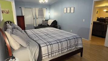 3 Schlafzimmer, Schreibtisch, Bügeleisen/Bügelbrett, Reisekinderbett