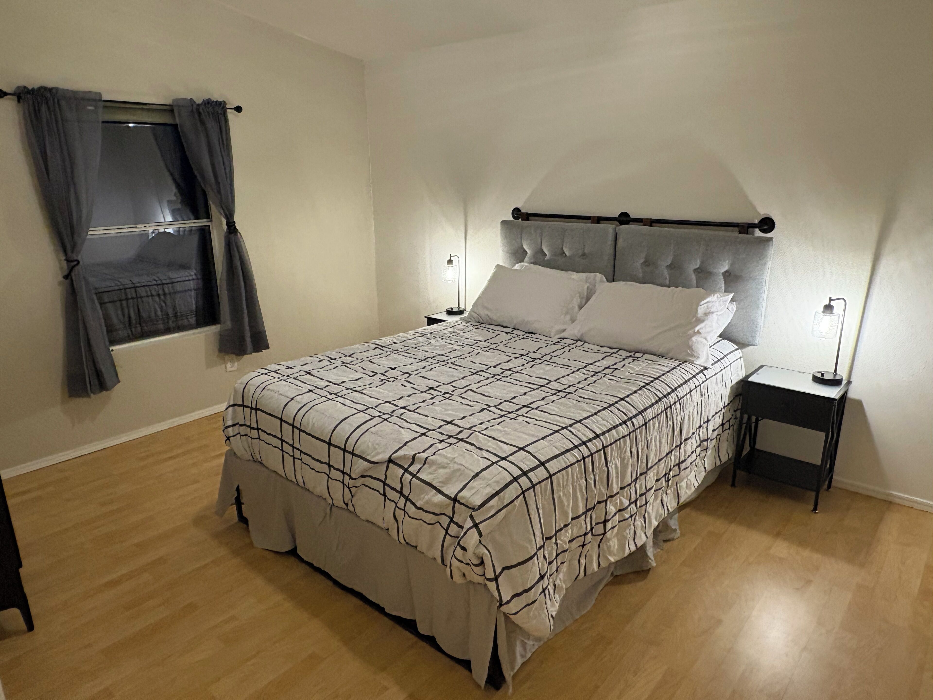 3 habitaciones, escritorio y tabla de planchar con plancha 