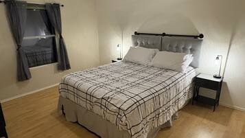 3 habitaciones, escritorio y tabla de planchar con plancha