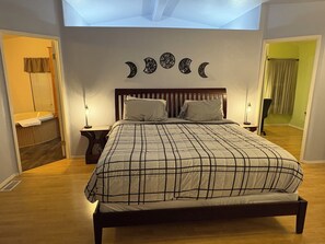 3 makuuhuonetta, työpöytä, silitysrauta/-lauta, vauvan matkasänky