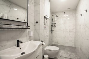 Shower, hair dryer, towels, soap - Grand Stay Apartment + Free Private Parking (Novi Sad)