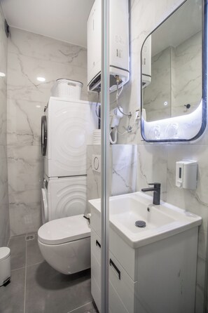 Shower, hair dryer, towels, soap - Grand Stay Apartment + Free Private Parking (Novi Sad)