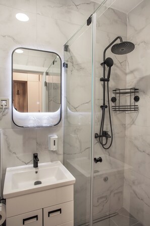 Shower, hair dryer, towels, soap - Grand Stay Apartment + Free Private Parking (Novi Sad)