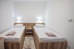 3 bedrooms, iron/ironing board, WiFi, bed sheets - Grand Stay Apartment + Free Private Parking (Novi Sad)