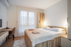 3 bedrooms, iron/ironing board, WiFi, bed sheets - Grand Stay Apartment + Free Private Parking (Novi Sad)