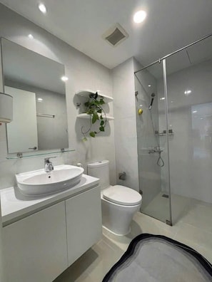 Quarto básico, vista para a cidade | Cofres nos quartos, escrivaninha, espaço de trabalho para notebook