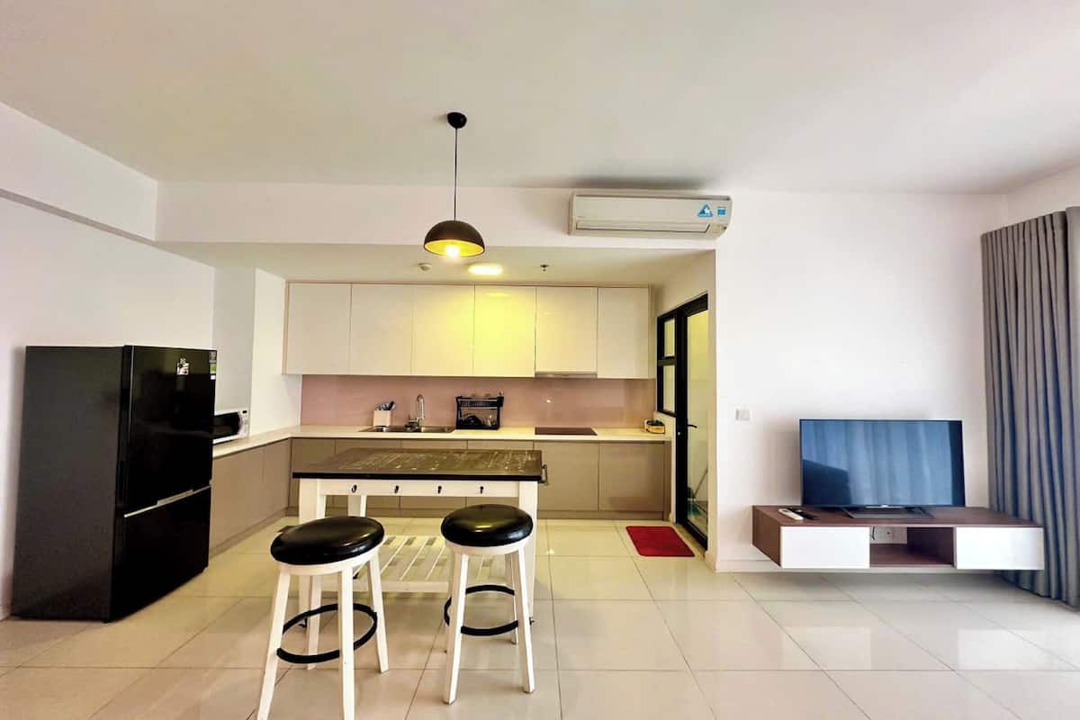 Grand réfrigérateur, micro-ondes, four, plaque de cuisson