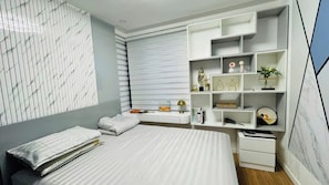 Quarto básico, vista para a cidade | Cofres nos quartos, escrivaninha, espaço de trabalho para notebook