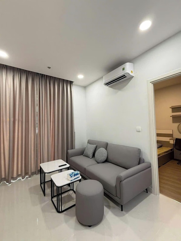 Quarto básico, vista para a cidade | Cofres nos quartos, escrivaninha, espaço de trabalho para notebook