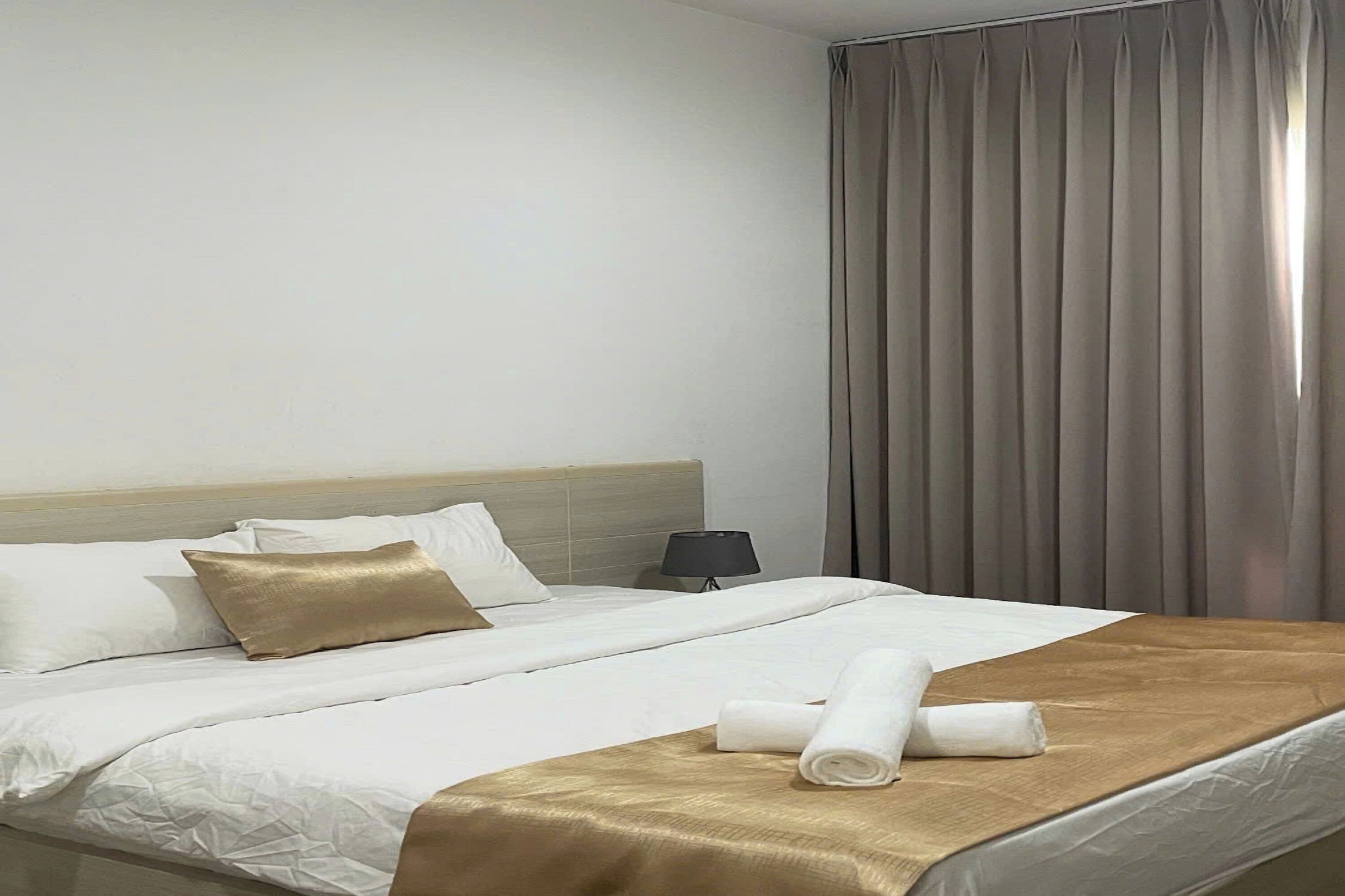 エジプト綿のシーツ、高級寝具、羽毛の掛け布団、セレクト コンフォート製ベッド