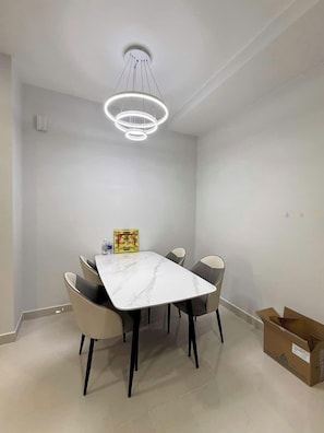 Quarto básico, vista para a cidade | Cofres nos quartos, escrivaninha, espaço de trabalho para notebook