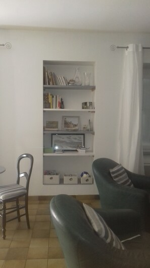 Living area - Vacation house in Brittany near St Malo in fishing village (Matignon)