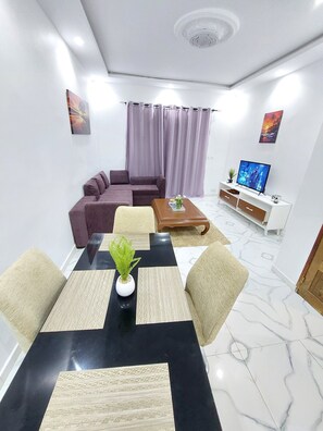 Dining - F3 air-conditioned with terrace - 1 minute from the beach (Dakar,Région de Dakar)