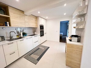 빌라 | 전용 주방 | 유아용 의자, 청소용품