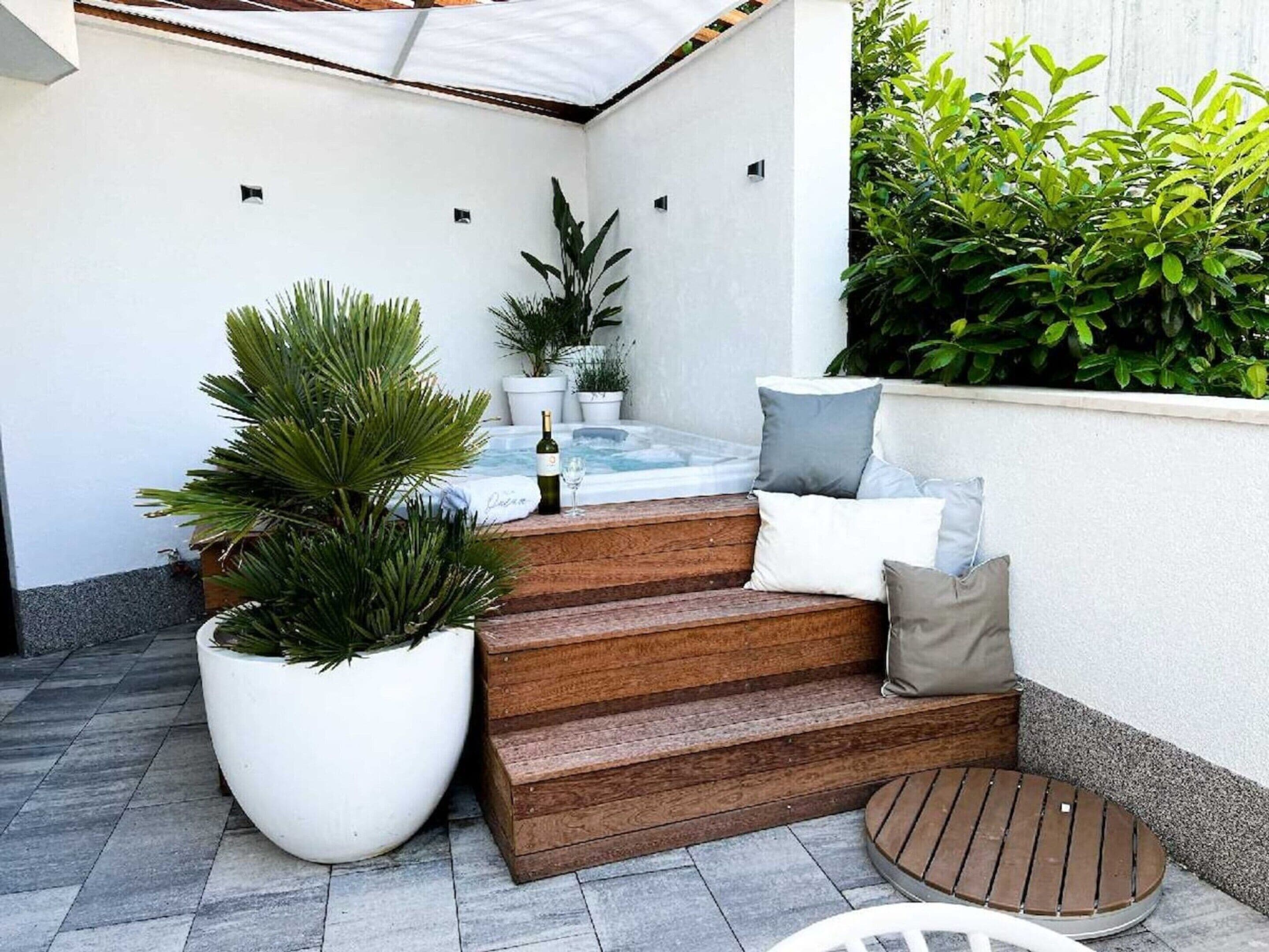 Villa | Outdoor spa tub