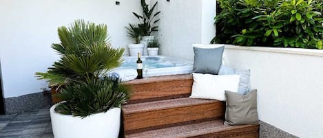 Villa | Outdoor spa tub