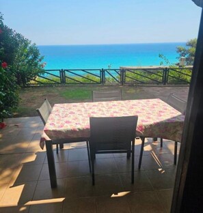 Outdoor dining - Villa with sea view terrace 50 meters from the beach (Santa Margherita di Pula)