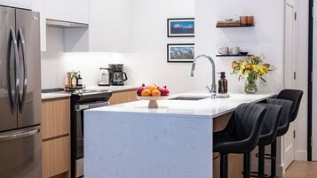 Refrigerador, microondas, horno y parrilla de estufa