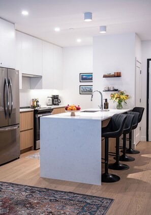 Refrigerador, microondas, horno y parrilla de estufa 