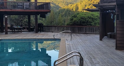 Epic memories & views! Swimming pool, chefs kitchen, sleeps 14