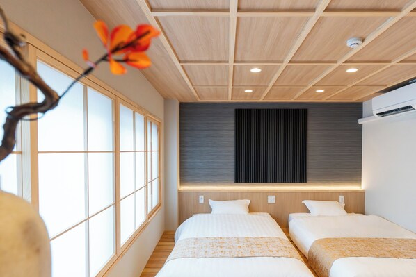 Desk, WiFi (free), bed sheets - MARUMI HOTEL Uguisudani (Tokyo)