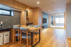 Suite superior, 2 habitaciones, no fumadores, baño privado | Zona de estar | Smart TV de 50 pulgadas con canales digitales