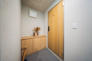 Suite familiar, 2 habitaciones, no fumadores, baño privado | Escritorio, wifi gratis, ropa de cama