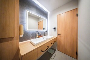 Suite Confort, 2 chambres, non-fumeurs, salle de bains privée | Salle de bain | Douche, sèche-cheveux, bidet, serviettes fournies