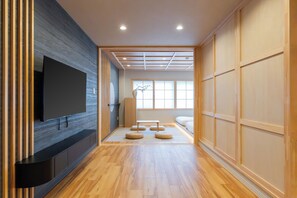 Superior suite, 2 slaapkamers, niet-roken, privébadkamer | Woonruimte | Een 50-inch smart-tv met digitale zenders