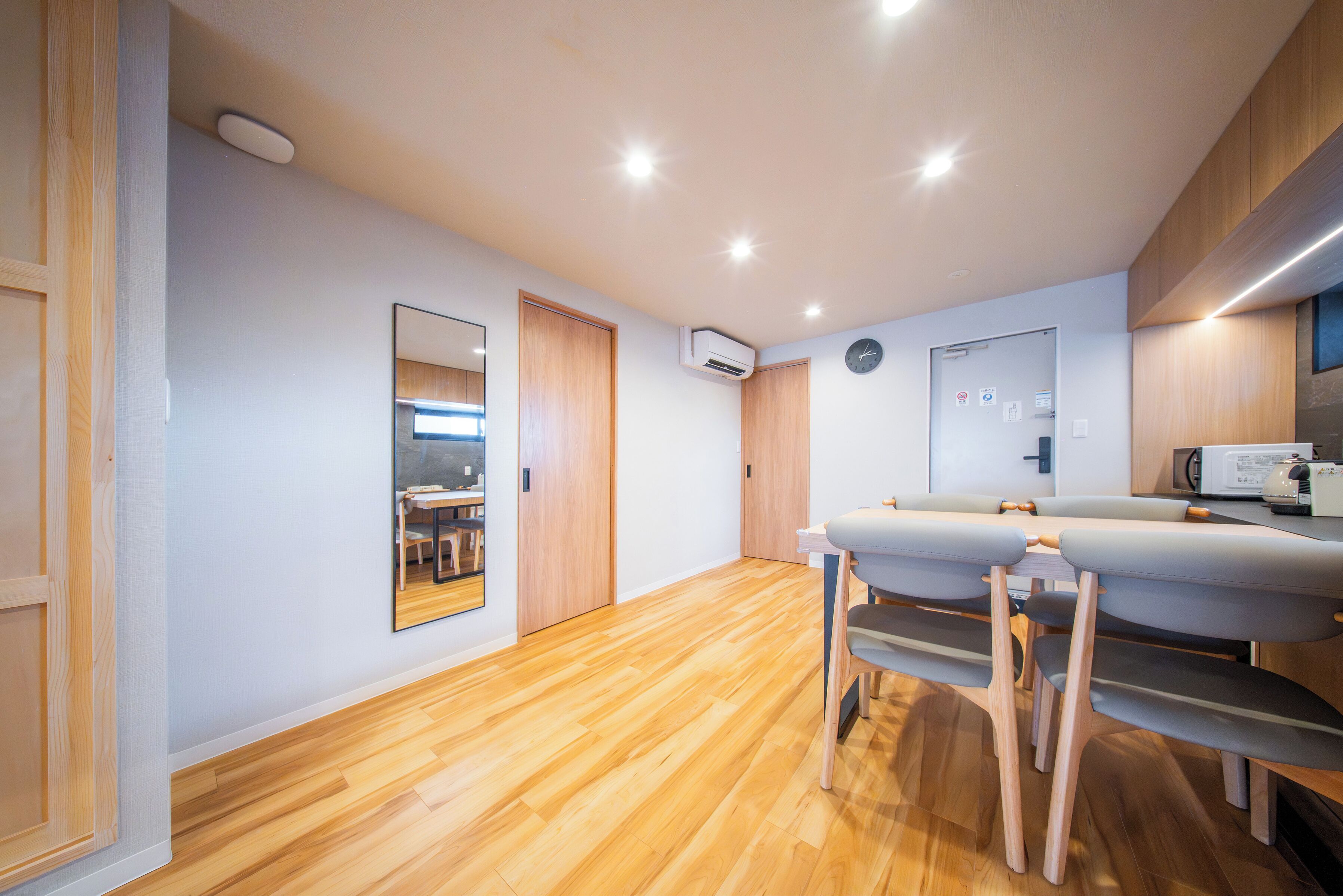 Superior Suite, 2 Bedrooms, Non Smoking, Private Bathroom | In-room dining