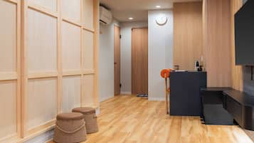 Suite Familiale, 2 chambres, non-fumeurs, salle de bains privée | Coin séjour | TV connectée de 50 pouces avec chaînes numériques