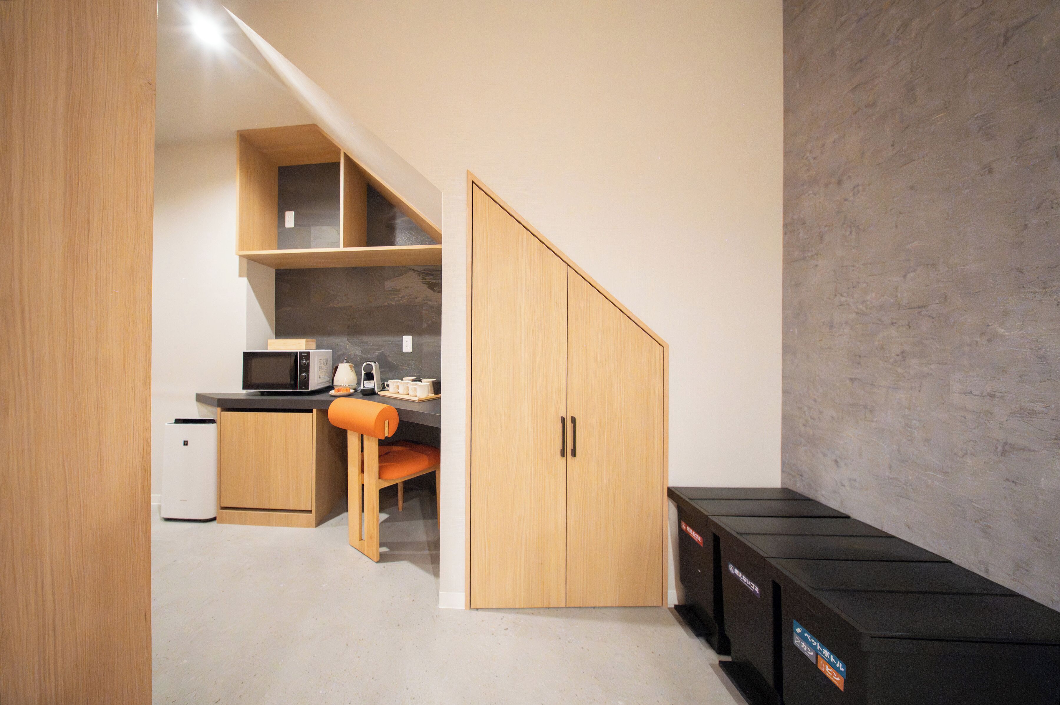 Suite – comfort, 2 soverom, ikke-røyk, privat bad | Oppholdsområde | En 50-tommers smart-TV med digitale kanaler