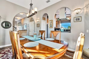 Casa ejecutiva, 3 habitaciones, hidromasaje | Restaurantes